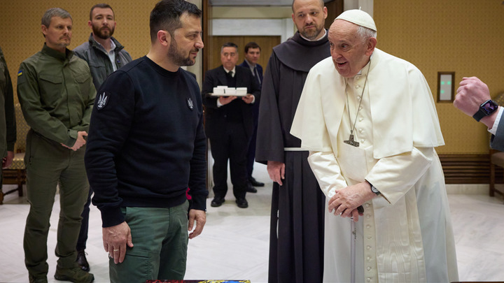 Западные СМИ поражены поведением Зеленского в Ватикане. Киевский креатив не оценили даже партнёры