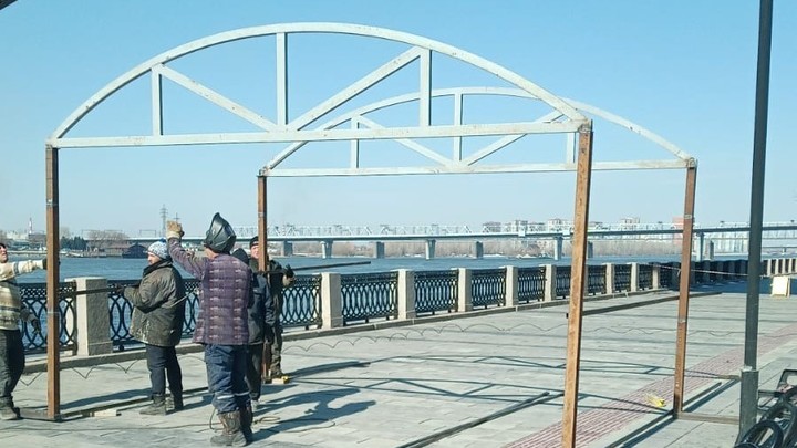 Под Октябрьским мостом в Новосибирске начали строить пешеходную галерею