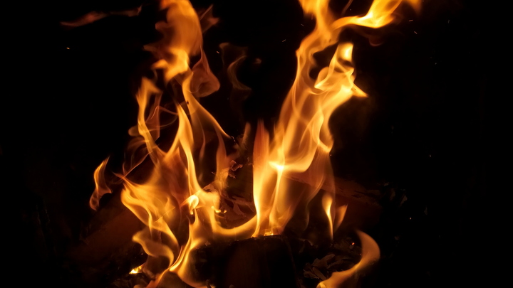 ЧП на Кубани: Близ порта Тамань полыхает резервуар с нефтепродуктами