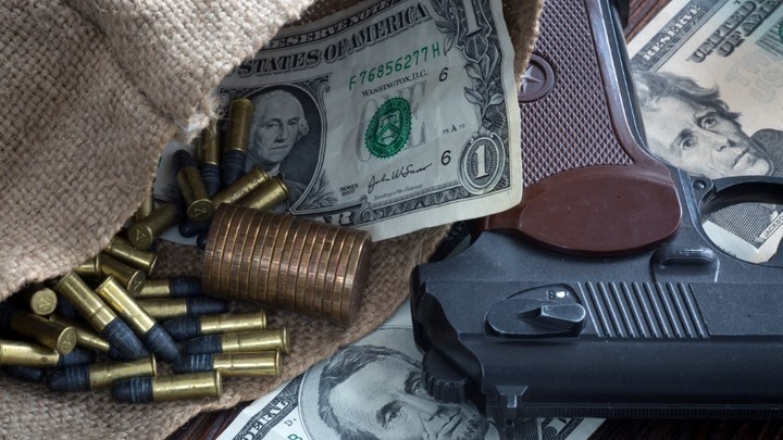 Грабитель ворвался и направил оружие на посетителя бара: История самого спокойного человека в мире