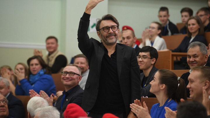 Это такая шутка, это смешно: Шнуров вынужден был объяснять свои слова об алкоголе и наркотиках в России