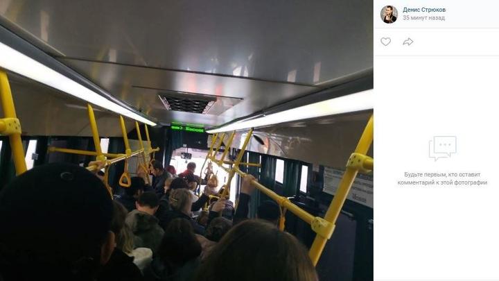 «Какая там социальная дистанция!»: В автобусах Ростов-Батайск люди по два часа вынуждены ехать в толкучке
