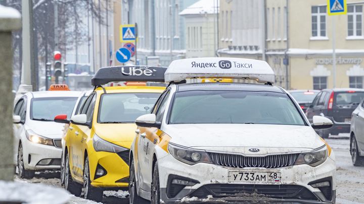 В Петербурге самый высокий спрос на водителей такси – им предлагают до 75 тысяч рублей