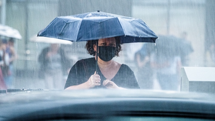 Два ведра воды на метр: Жителям России пообещали прощальные грозы на 1 сентября