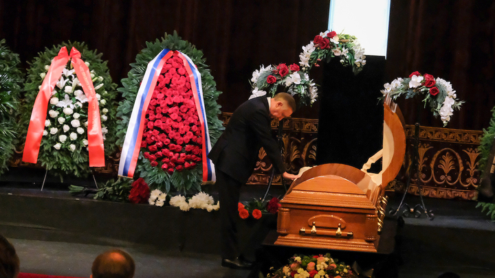 СМИ сообщили о планах властей сделать похороны госуслугой в России