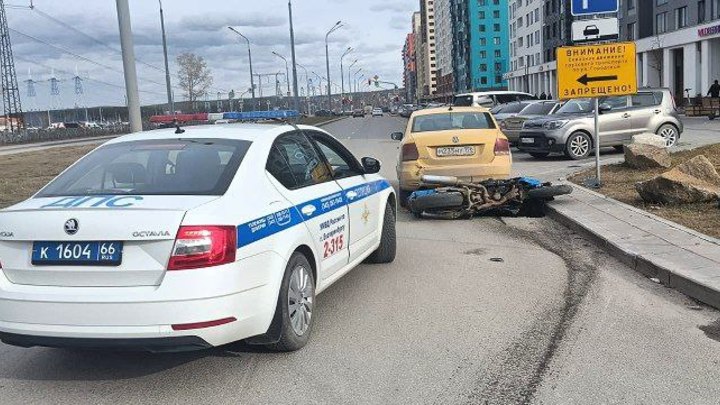 В Екатеринбурге байкер на высокой скорости влетел в столб