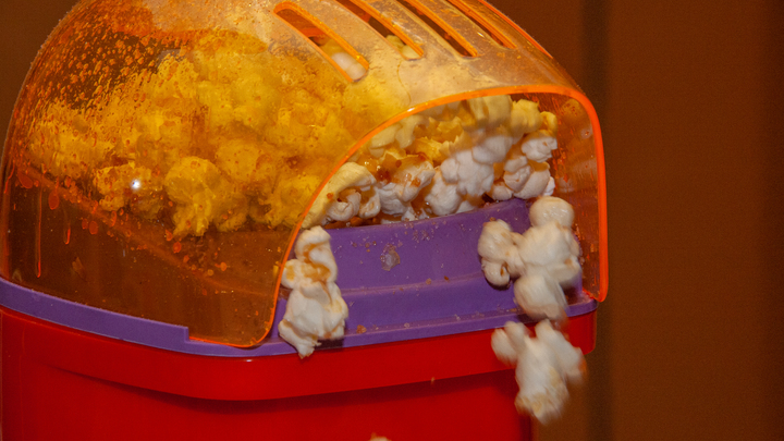 Проблемы с ЖКТ и даже лёгкими. Чем опасен попкорн для организма