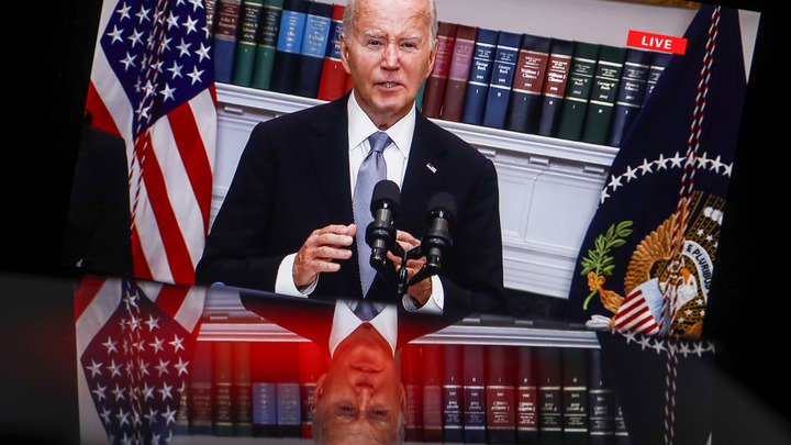 Байден умер? Над Капитолием спущены флаги США