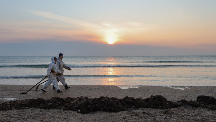Водолазы обследовали затонувшие части танкеров Волганефть в Чёрном море