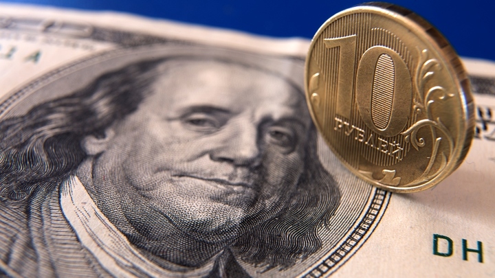 Аналитик назвала два фактора, которые ослабят рубль