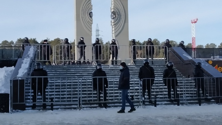 Полиции больше: к началу митинга в Челябинске пришло около 500 человек