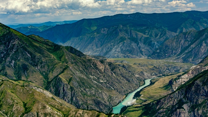 Смертельное ДТП в Горном Алтае: Спасатели пытаются добраться до места аварии