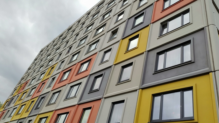 Одна дома: в Сатке из окна многоэтажки выпала девочка с температурой