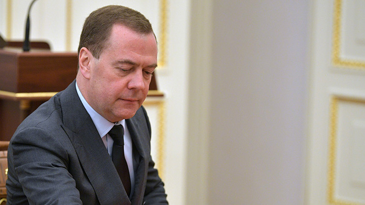 Мы все теряем деньги, а кто-то наслаждается ситуацией: Медведев не сдержал эмоций, упрекнув недобросовестных подрядчиков