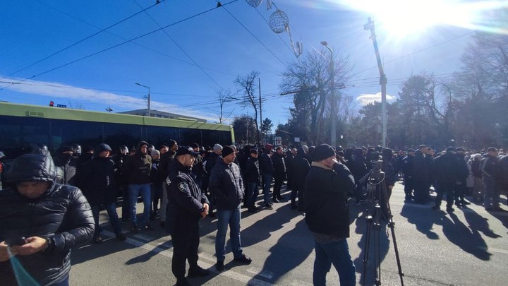 Молдавская полиция задерживает транспорт с людьми, которые едут на протесты в Кишинев