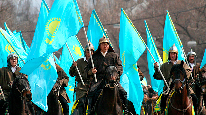 Отказ от кириллицы и русских фамилий: Как в Казахстане организовали деколонизацию от России