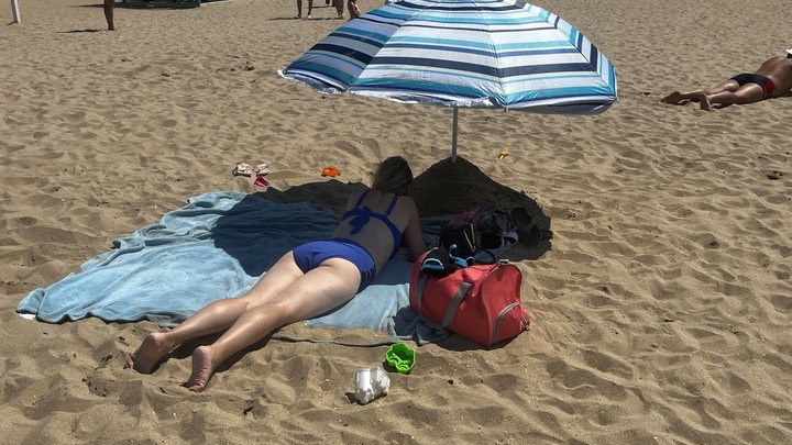 Мэрия Геленджика расторгла договор с арендаторами пляжа, откуда выгоняли туристов без шезлонгов