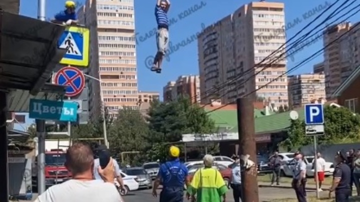 Из какого цирка сбежал клоун? Краснодарец занимался эквилибристикой на кабеле над проезжей частью