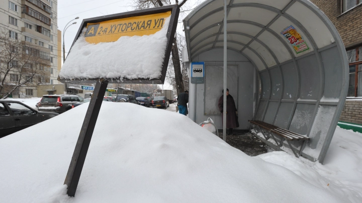 Женщина погибла на автобусной остановке в Петропавловске‑Камчатском из-за глыбы льда