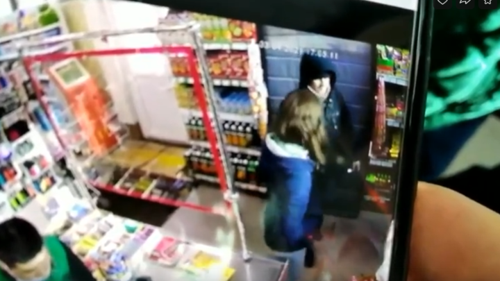 Пьяный посетитель магазина в Купчино избил девочку-подростка за слишком громкий смех