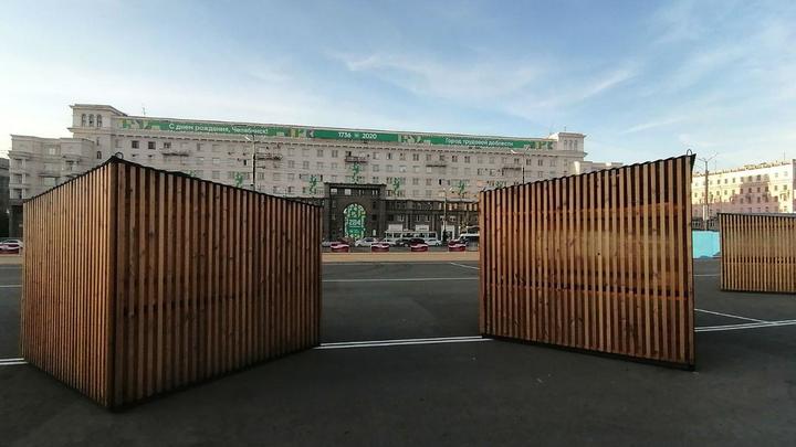 На площади Революции начали строить ярмарку