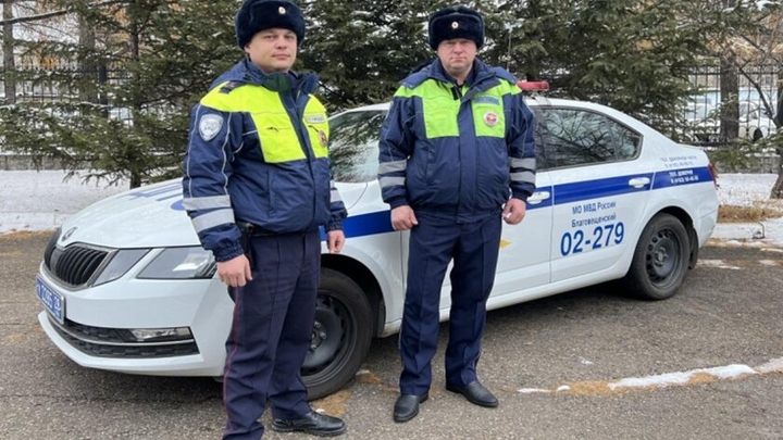 В Благовещенске сотрудники ДПС помогли мужчине, повредившему руку циркулярной пилой