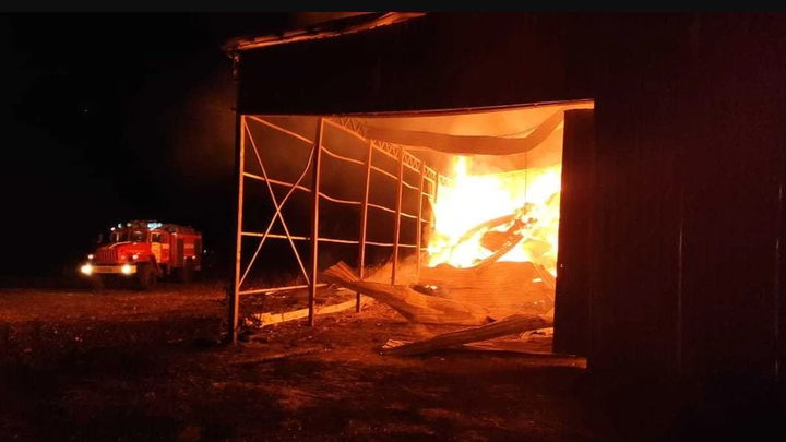 Горит 450 квадратов: на Кубани тушат крупный пожар в ангаре с сеном