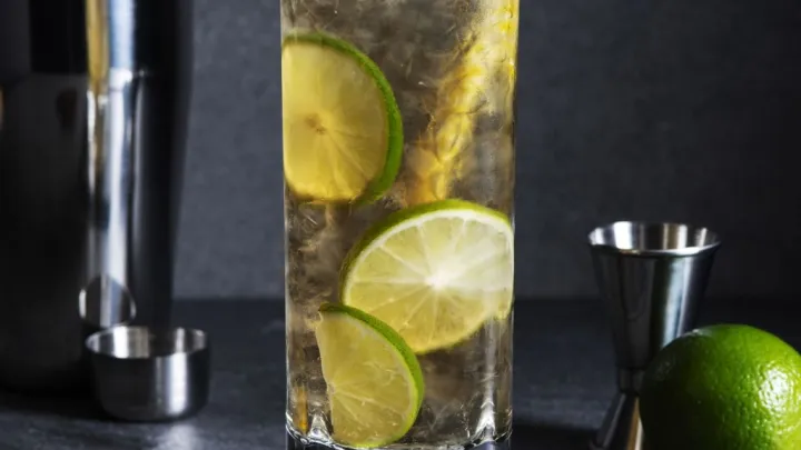 Ученые: ежедневное употребление алкоголя снижает риск развития деменции