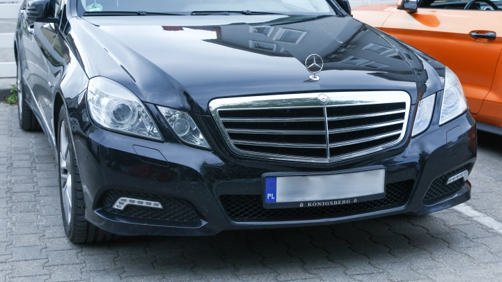 Mercedes одной из самых богатых женщин России перевернулся в Москве: подробности ДТП