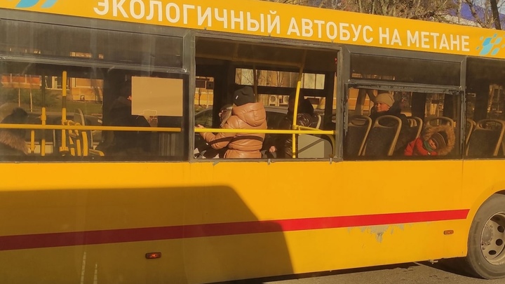Всем всё равно, только жажда наживы: В Ростове автобус перевозил пассажиров в мороз без окна