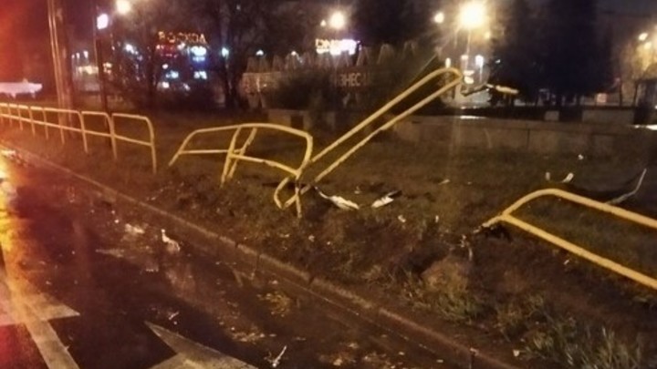 В Тольятти Лада вылетела на встречку и снесла пешеходное ограждение