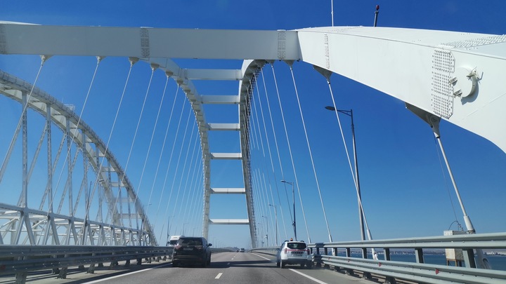 В очереди на Крымский мост со стороны Кубани стоят 970 машин