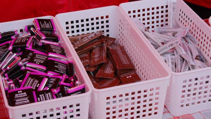 В метро пассажиров угостят печеньем и шоколадом