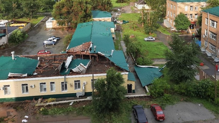 Ураган в Челябинске сорвал крышу с поликлиники в прямом эфире