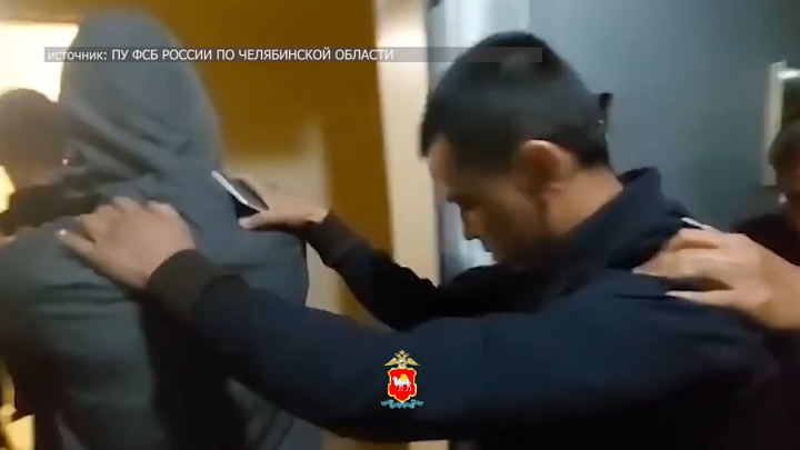 Руки за голову: мигрантов разбросали по асфальту на границе с Челябинской областью