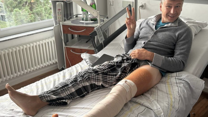 Алексей Ягудин показал ногу после операции на колене