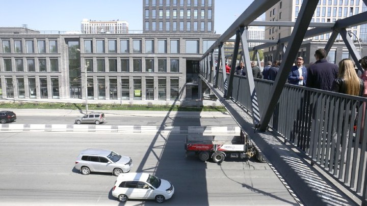 Анатолий Локоть открыл новый пешеходный мост в Новосибирске