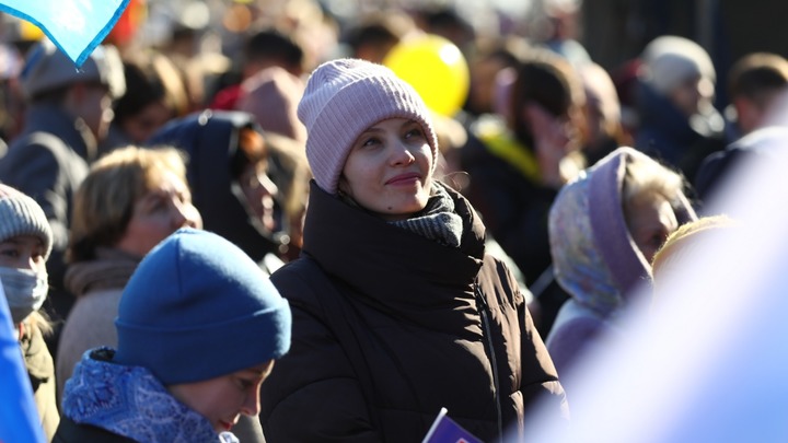 Около 9000 человек пришли на площадь Минина в Нижнем Новгороде в честь воссоединения Крыма и России