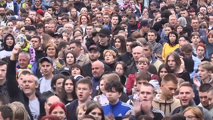 Тысячи курганцев пели в парке песни Цоя в день его 60-летия