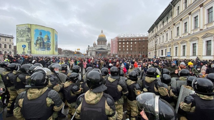 В Санкт-Петербурге полицейский достал табельное оружие, когда его окружила толпа