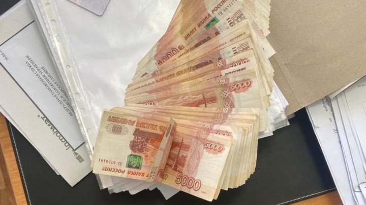 В Самарской области таможеннику предложили взятку за незаконный ввоз семи автомобилей