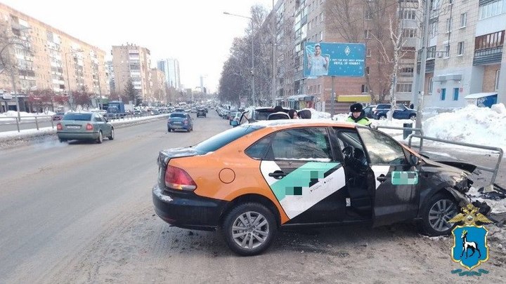 Девушка на каршеринге протаранила ограждение и снесла дорожный знак в Самаре