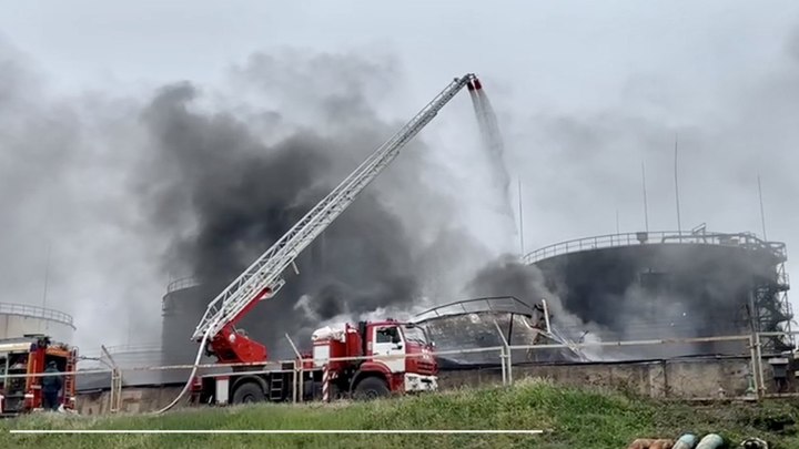 Крупный пожар на нефтебазе в Севастополе, который начался из-за атаки БПЛА, полностью потушили