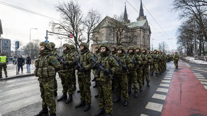 Захарова объяснила желание Эстонии поставить солдат у границ с Россией. Получилось смешно