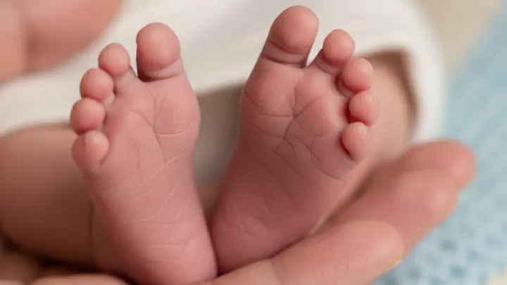 Тихий плач из гроба: недоношенный младенец ожил перед похоронами