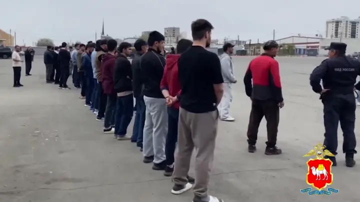 Фабрика фальшивок: в Москве легализовали тысячу мигрантов