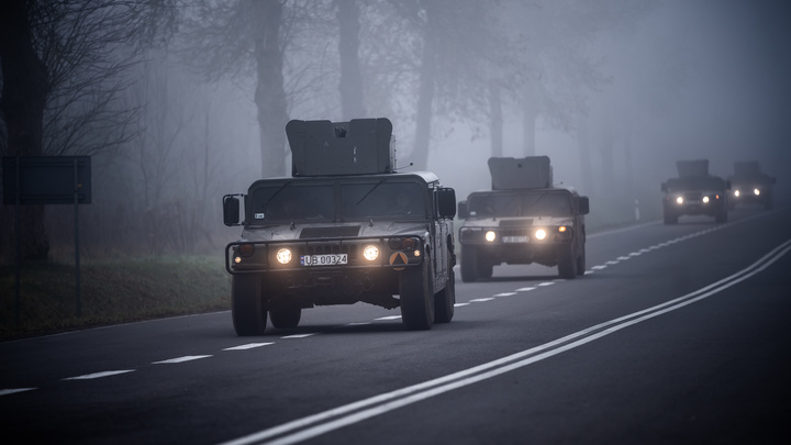 Мигранты на границе с Польшей рисуют на лицах детей слёзы и надписи - видео