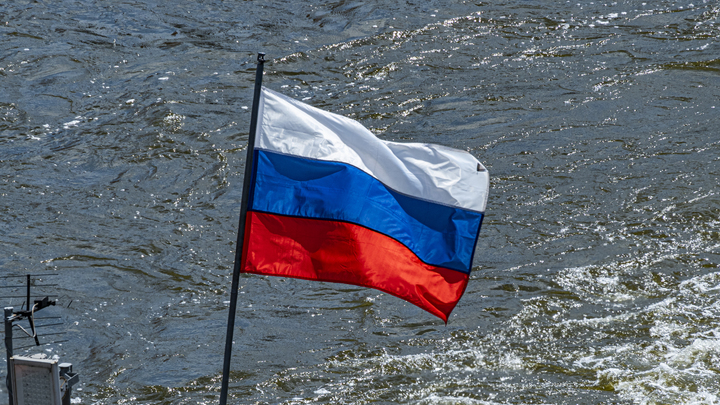 Сербский флаг на фасаде русского университета сильно удивил иностранного туриста в Петербурге