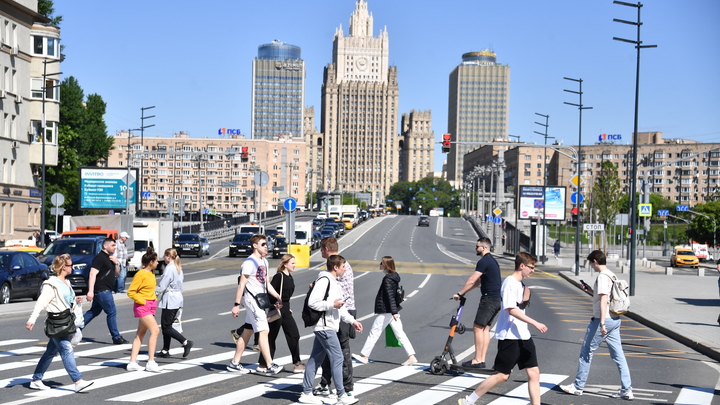 Русских пытаются вывести на улицы: Ошибку провокаторов раскрыл политолог