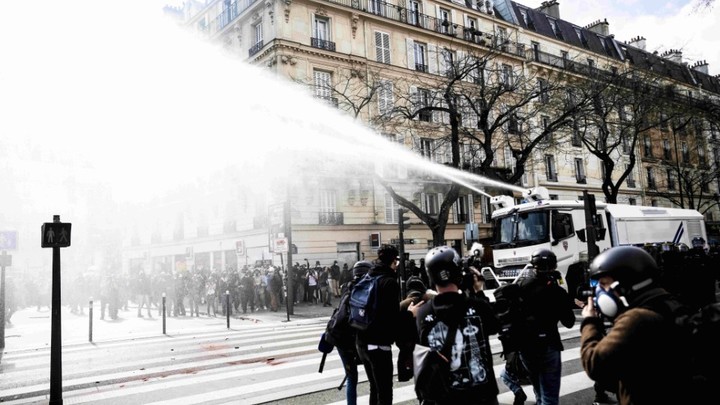 Полиция Франции застрелила подростка. Париж охватили беспорядки